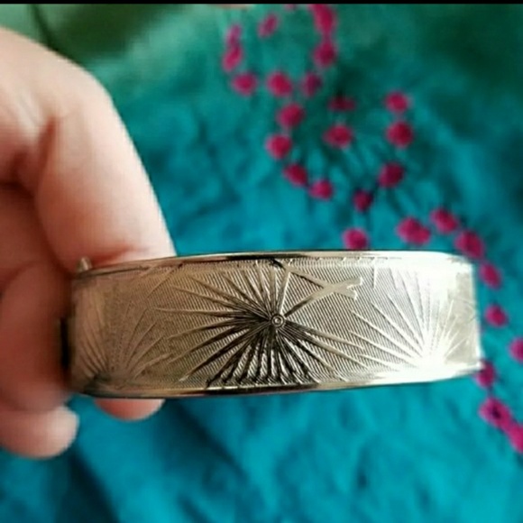 Relisted -vintage botanical etched bracelet clamper hinged - Picture 2 of 8